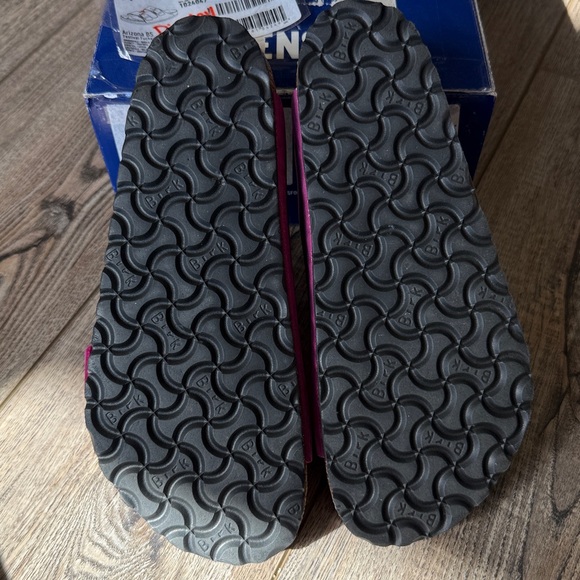 Birkenstock Arizona BS Oiled Leather in Color
Festival Fuchsia EU 39 NWT Sample - Picture 14 of 16